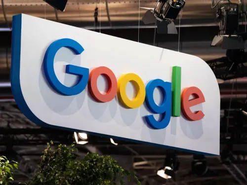 Logo do Google em uma placa grande em um ambiente interno.