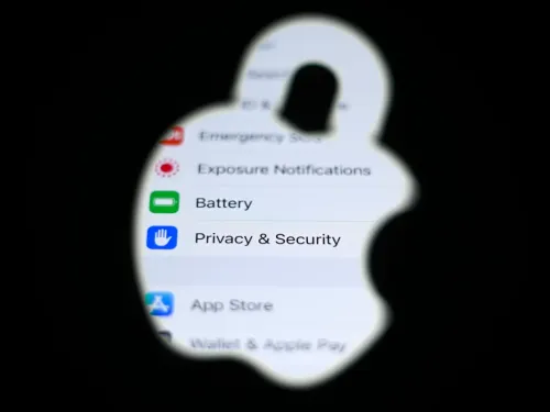 Logo da Apple, com ícones de privacidade e segurança ao fundo.